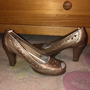 Brand new bronze colored heels